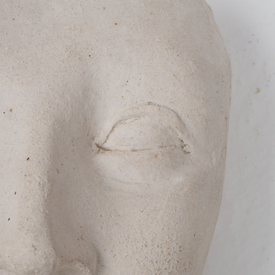 Sereen Beeld – Gezicht in Witte Klei door Kunstenares Sue (15,5 x 12 x 8 cm)