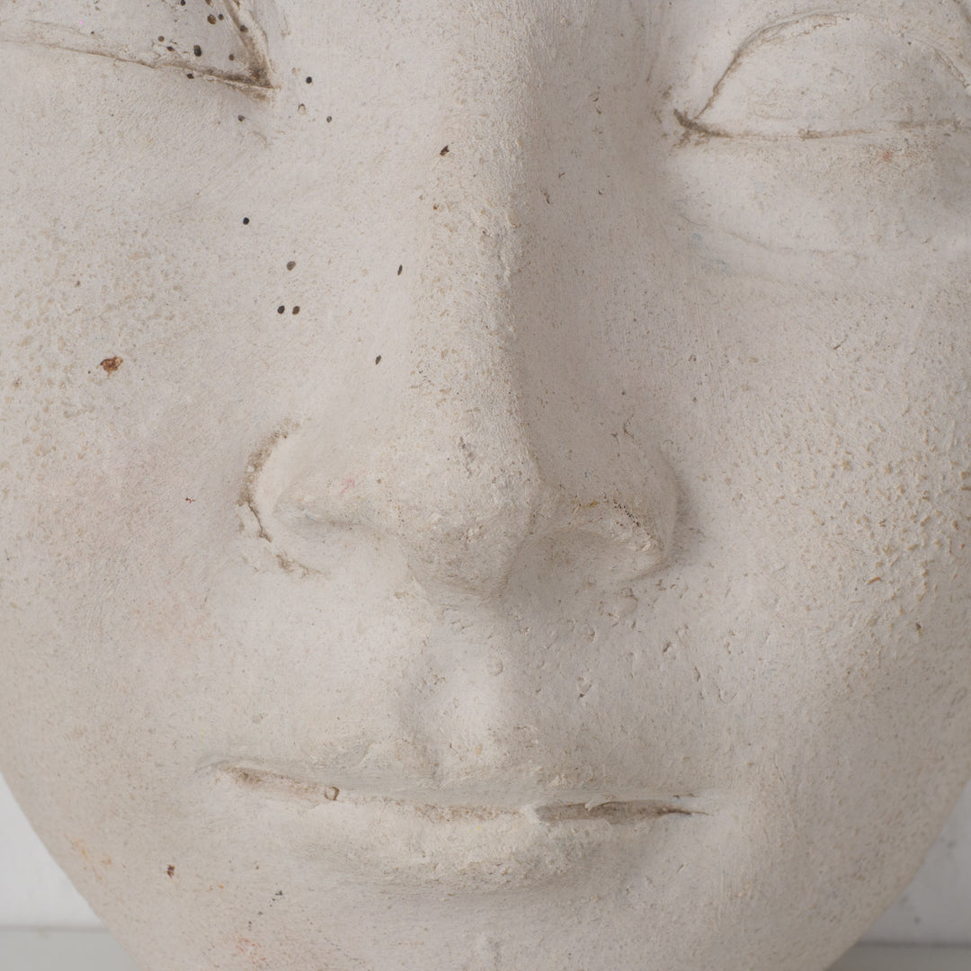 Sereen Beeld – Gezicht in Witte Klei door Kunstenares Sue (15,5 x 12 x 8 cm)
