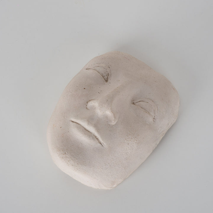 Sereen Beeld – Gezicht in Witte Klei door Kunstenares Sue (15,5 x 12 x 8 cm)