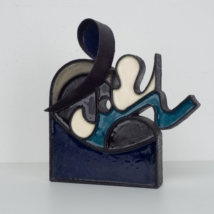 Abstract beeld in hars en staal door Virginia Romana