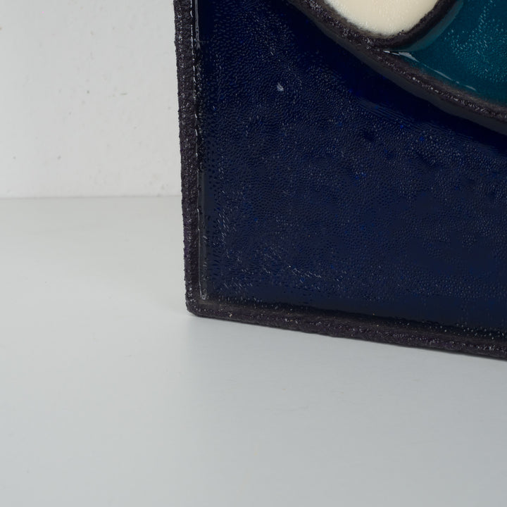 Abstract beeld in hars en staal door Virginia Romana