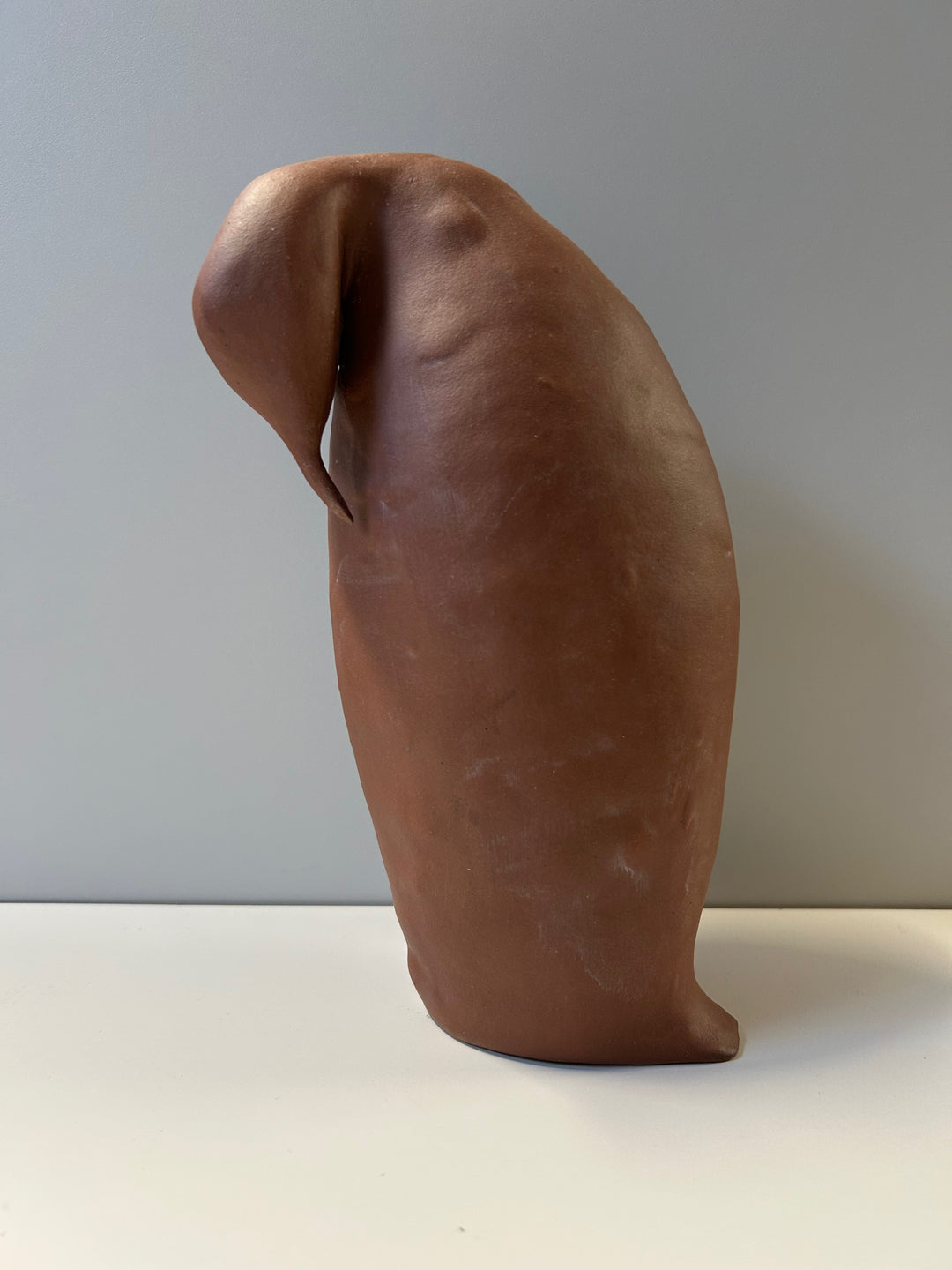 🐧 Gestileerde pinguïn in terracotta keramiek
