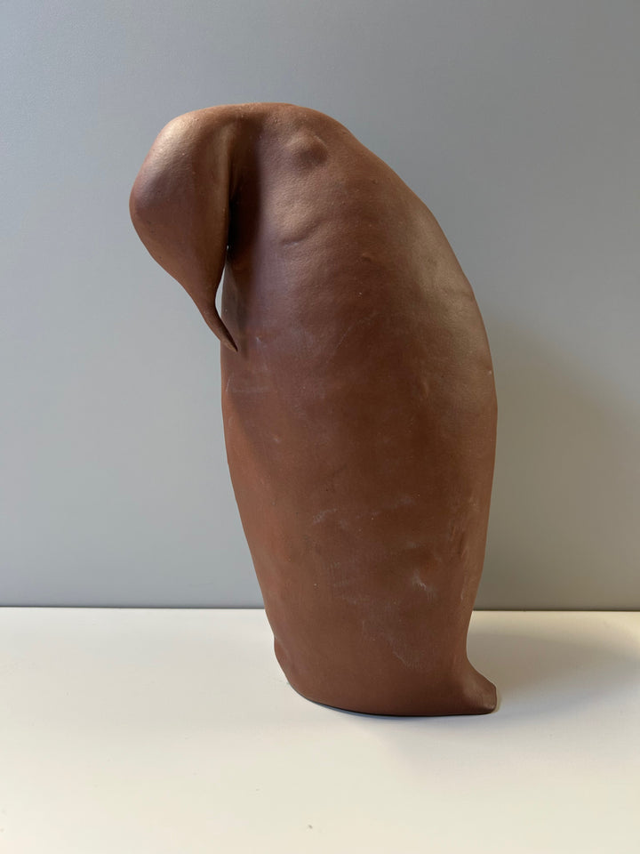 🐧 Gestileerde pinguïn in terracotta keramiek