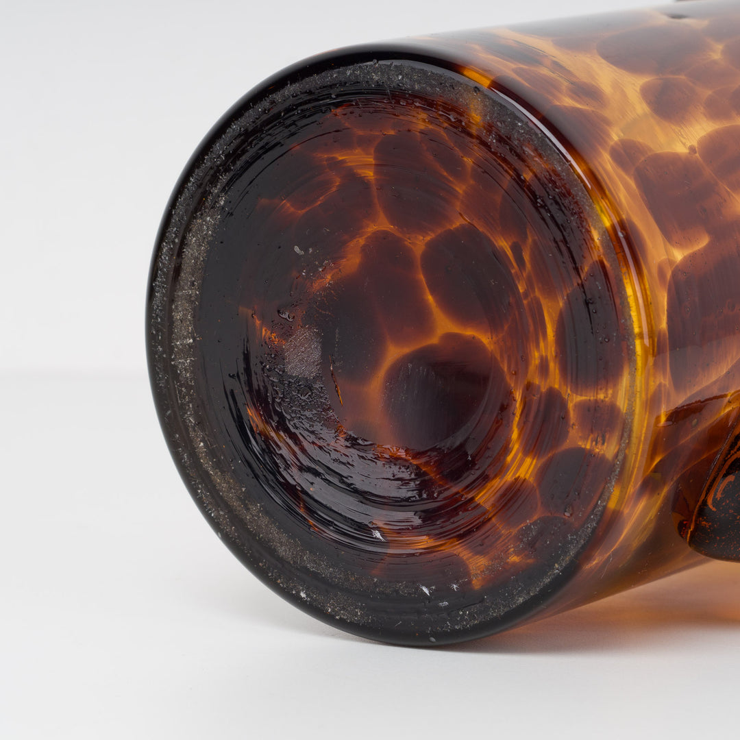 Glazen schenkkan in bruin schildpadmotief