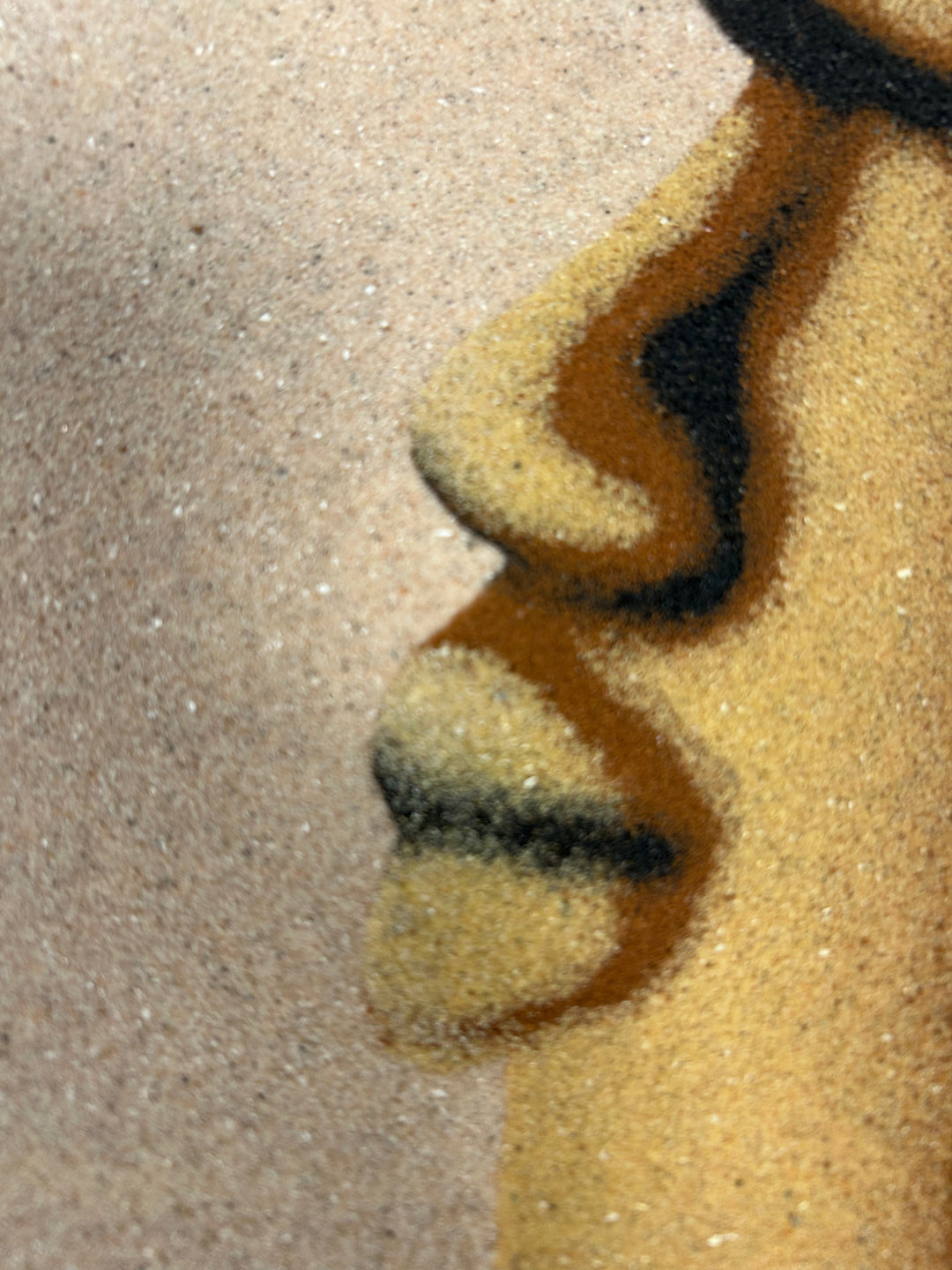 Painting on sand – Woman's face in profile – Senegal