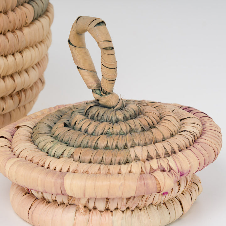 Wicker basket with lid