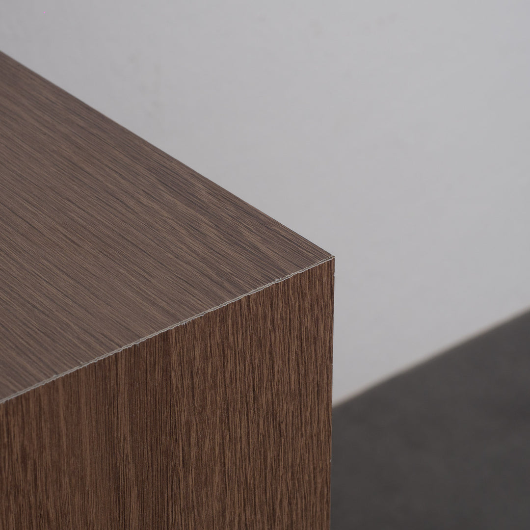 Base in laminate with a wood structure