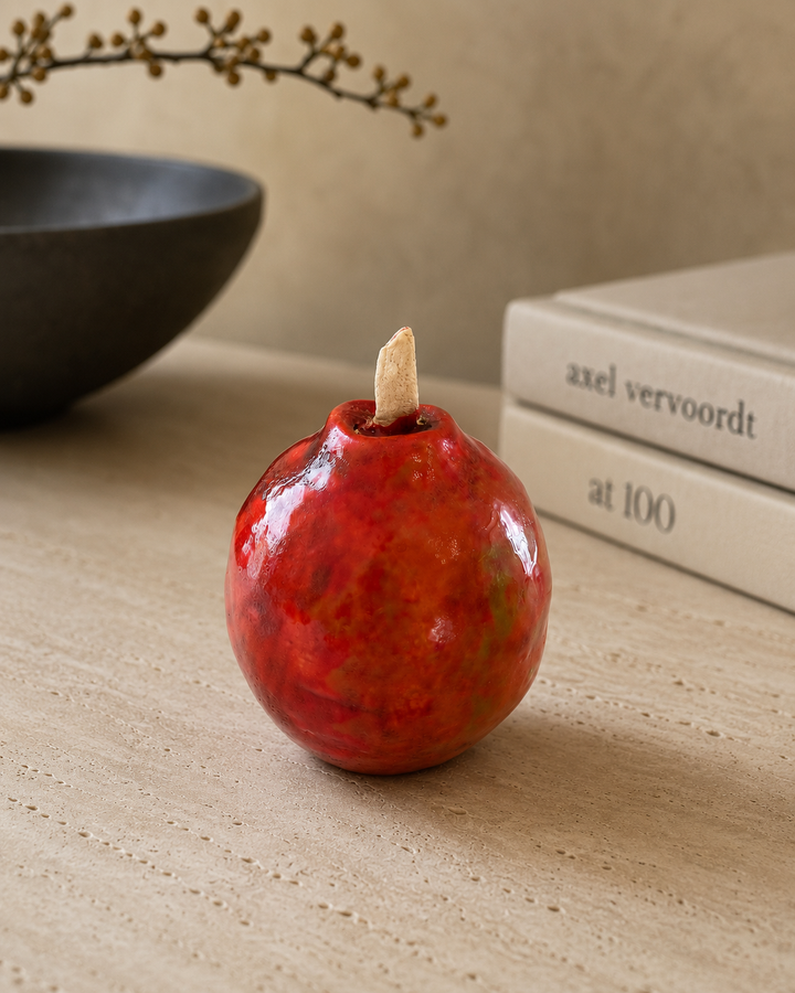 ✨ Handgemaakte Keramische Geglazuurde Rode Appel – Uniek & Sociaal Engagement / 8,5 x 8,5 x 11 cm