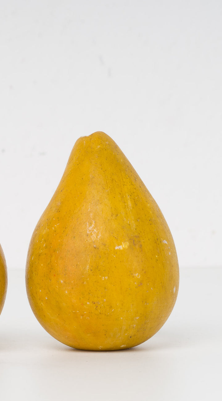 Gele peer in natuursteen – decoratieve sculptuur (5 x 6 x 8 cm, 300 g)