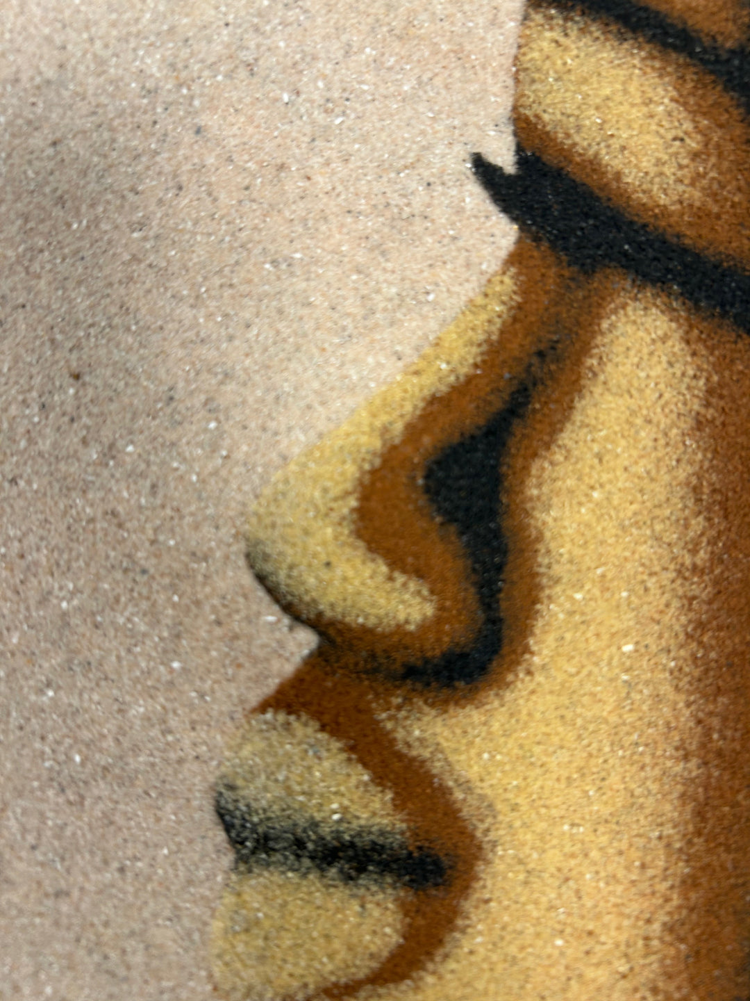 Painting on sand – Woman's face in profile – Senegal