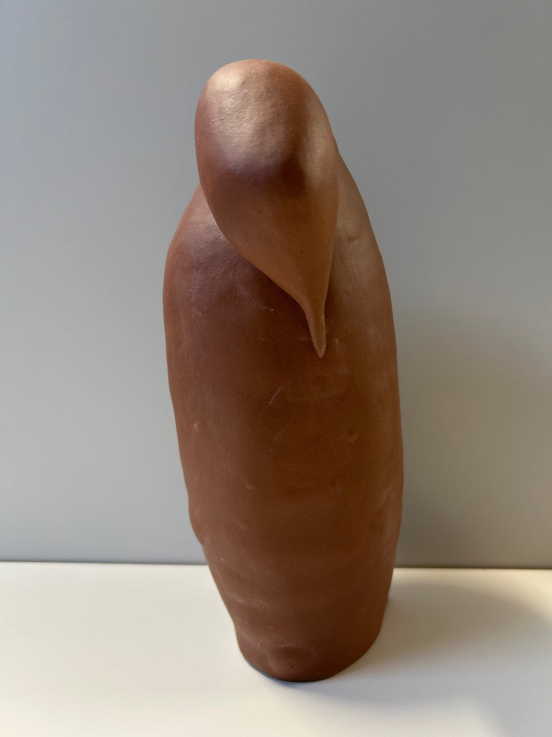 🐧 Gestileerde pinguïn in terracotta keramiek