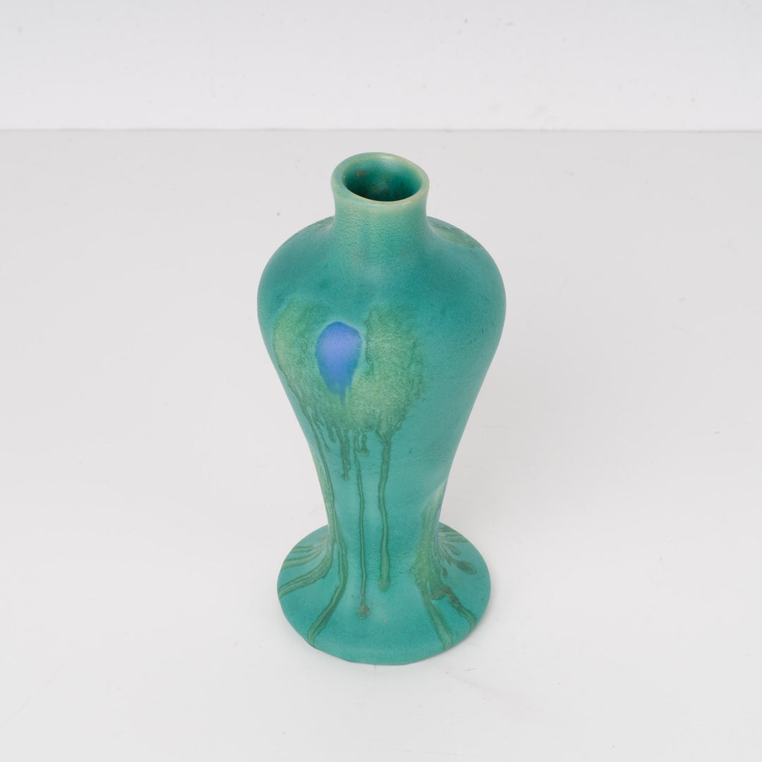 Groen art deco vaasje met druipglazuur