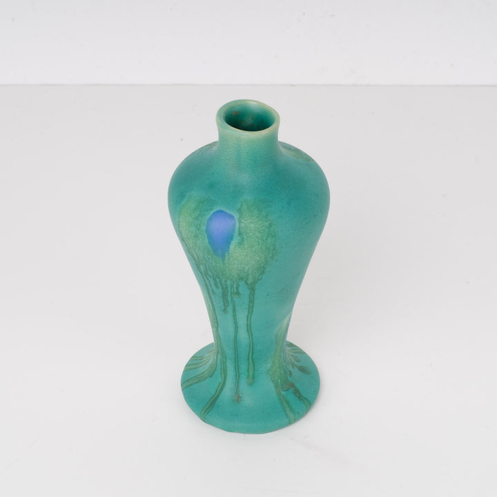 Groen art deco vaasje met druipglazuur