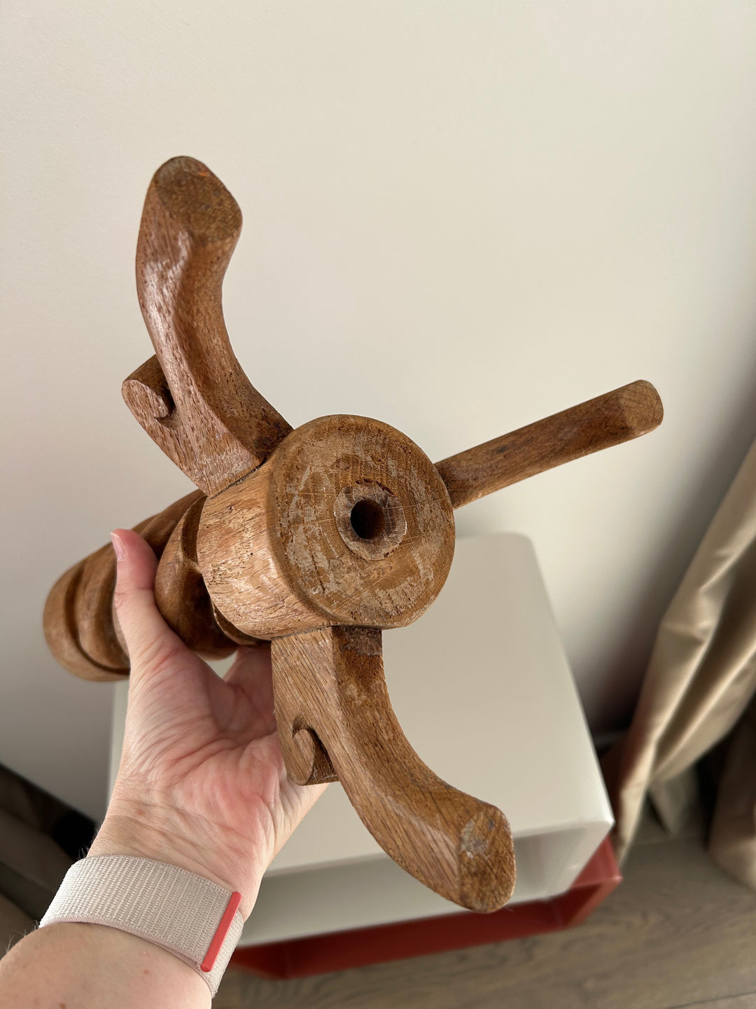 Gedraaide Tijd – Vintage Houten Kandelaar met Ziel