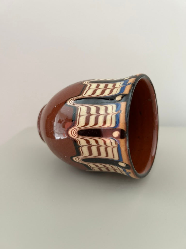 Aardse elegantie met een ritme van veren – Bulgaars Troyan potje /  7 x 7 x 9 cm