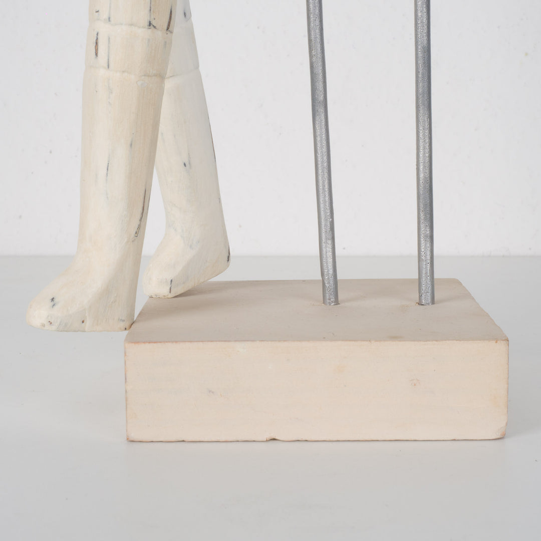 Witte houten pop op metalen en houten staander – 10,3x10,3x39,5 cm