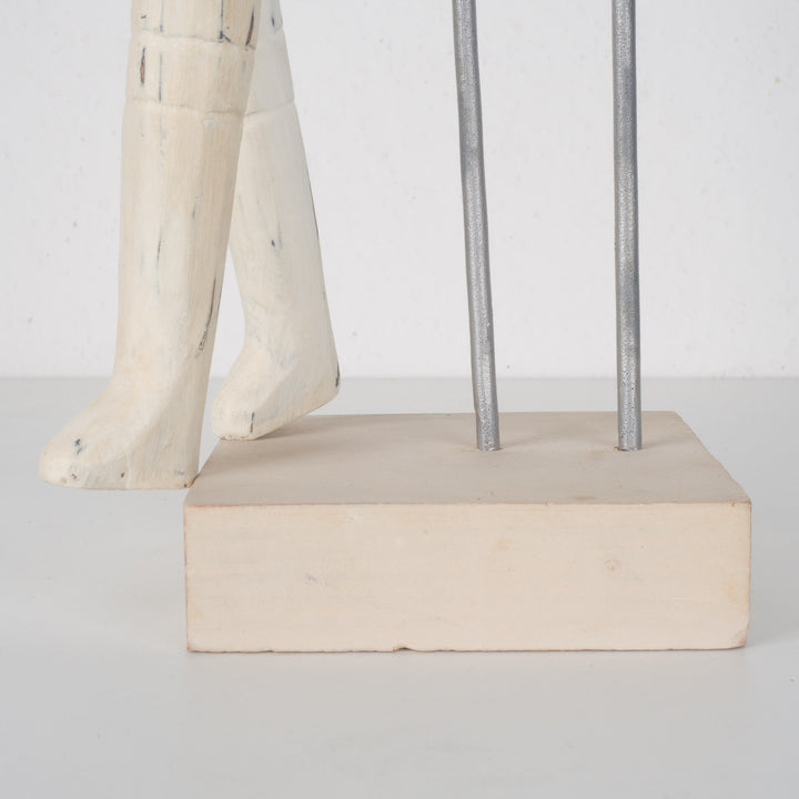 Witte houten pop op metalen en houten staander – 10,3x10,3x39,5 cm