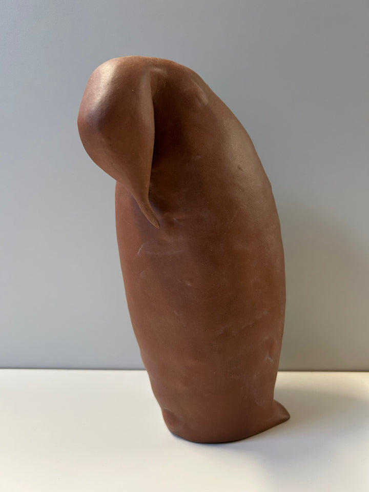 🐧 Gestileerde pinguïn in terracotta keramiek