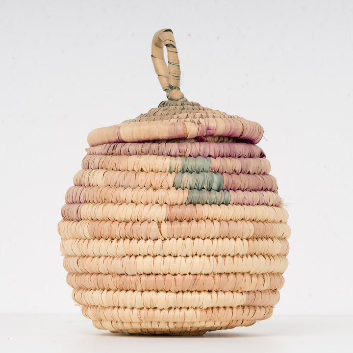 Wicker basket with lid