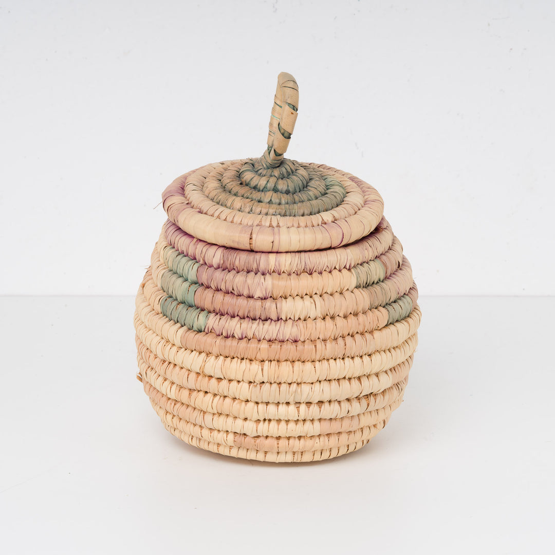 Wicker basket with lid