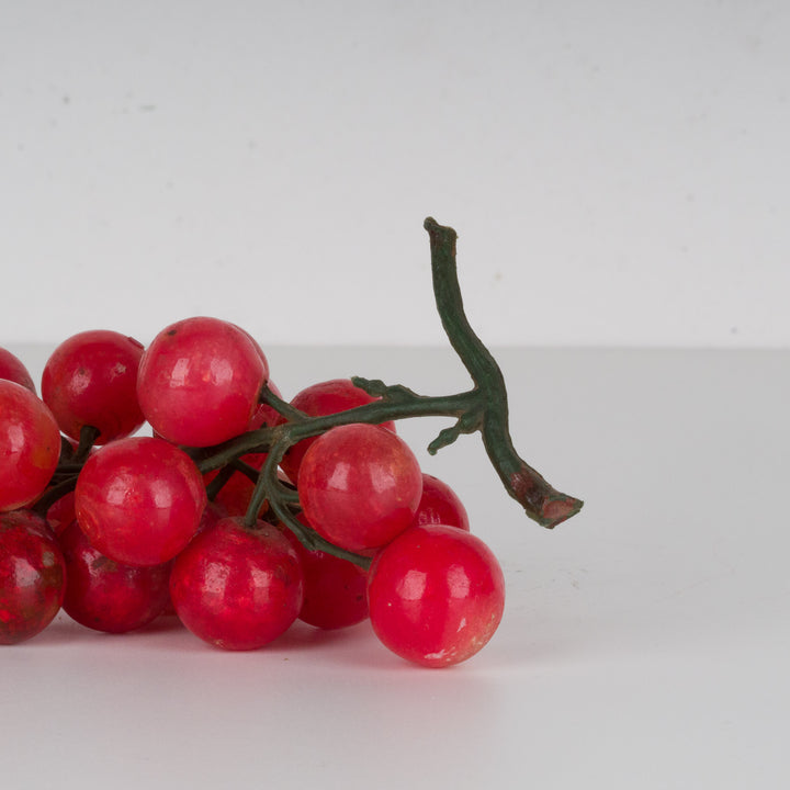 Bunch of grapes with grapes in red alabaster stone