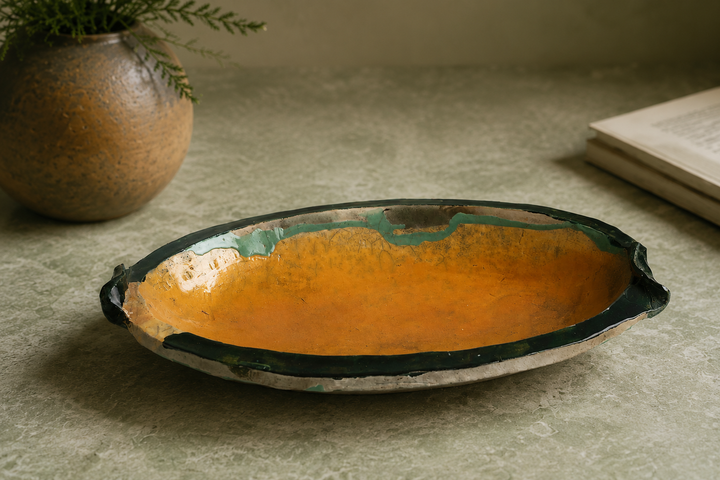 Platte keramische schaal in oker en groen / 50 x 26,5 x 10 cm