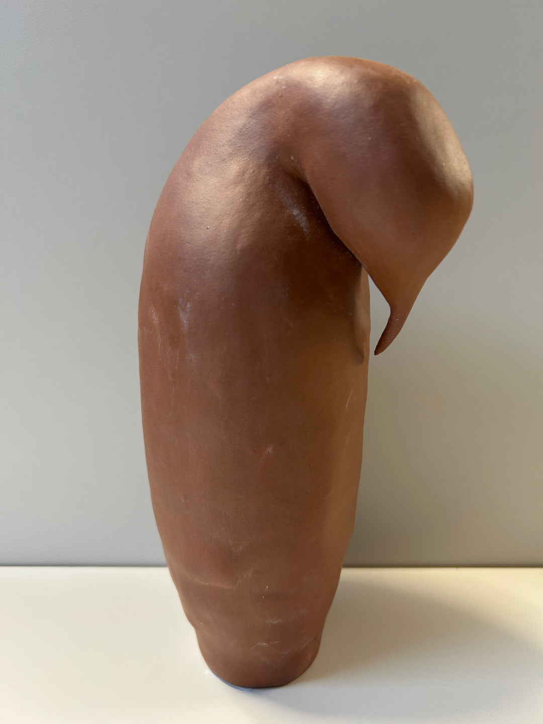 🐧 Gestileerde pinguïn in terracotta keramiek