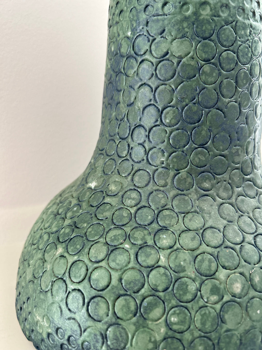 Groene diepte in reliëf – een vaas die leeft tussen water en aarde /  25,5 x 22,5 x 23 cm