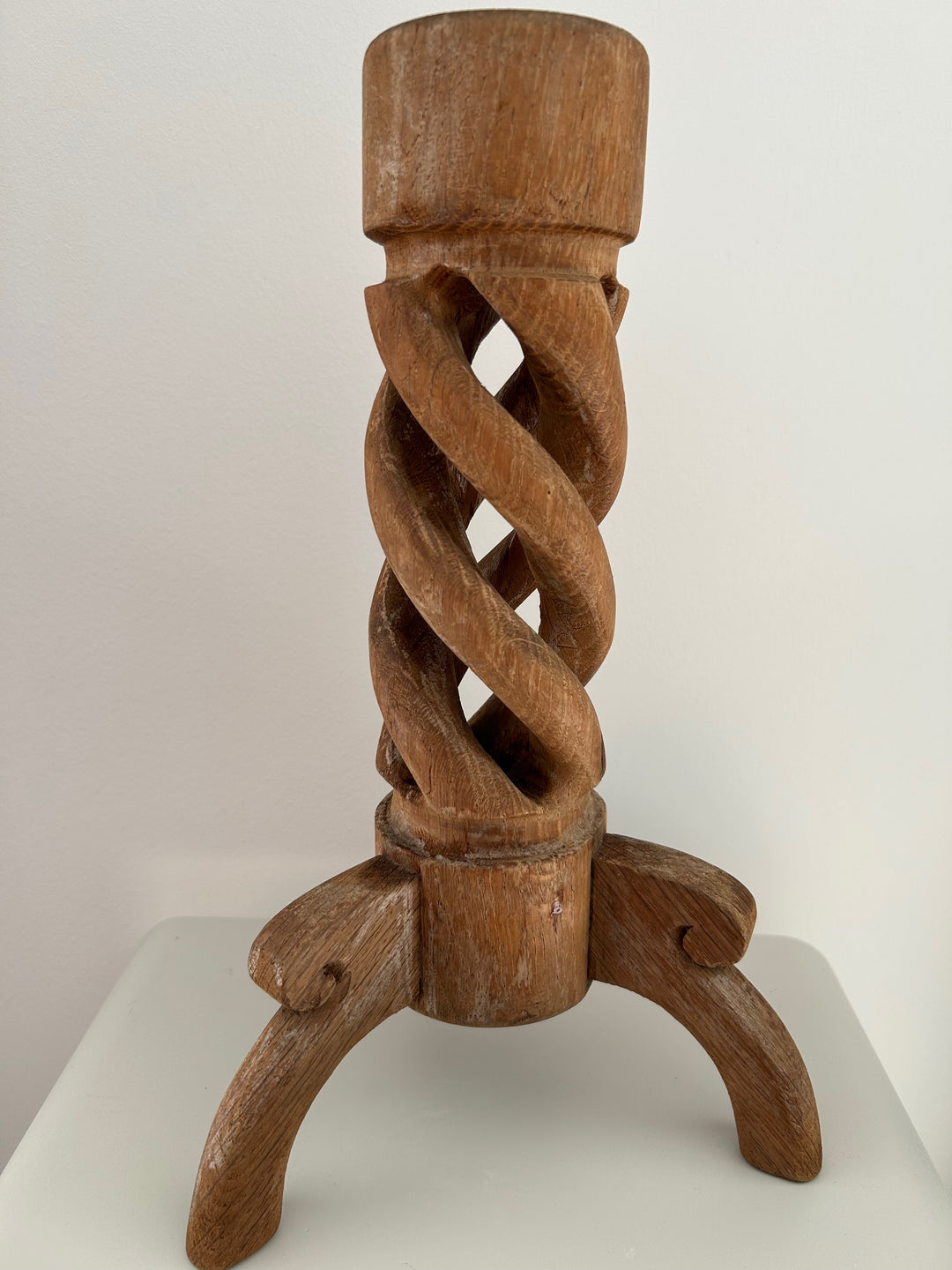 Gedraaide Tijd – Vintage Houten Kandelaar met Ziel
