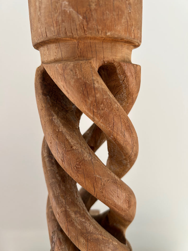 Gedraaide Tijd – Vintage Houten Kandelaar met Ziel