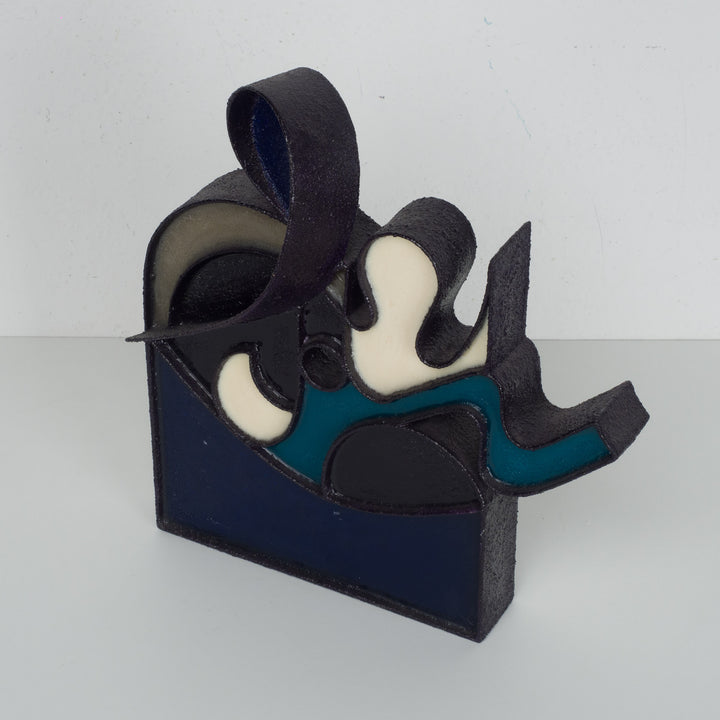 Abstract beeld in hars en staal door Virginia Romana