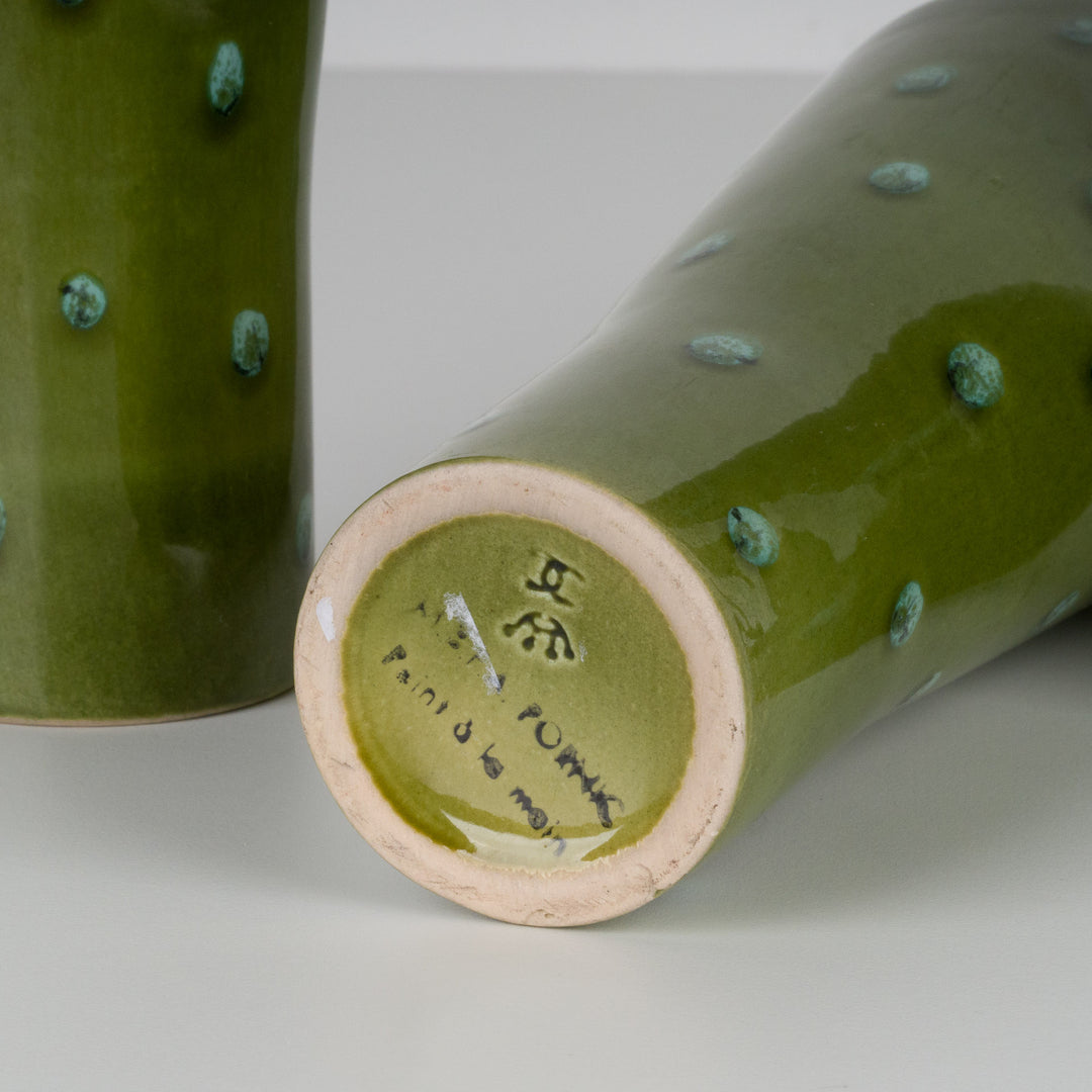 Groen geglazuurd keramisch vaasje