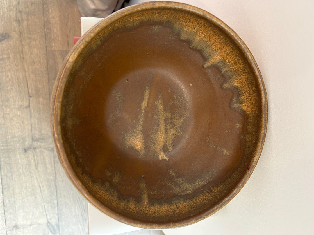 Handgemaakte keramische studioschaal met bruin-oker glazuur – Gesigneerd S – 23 x 23 x 10,5 cm