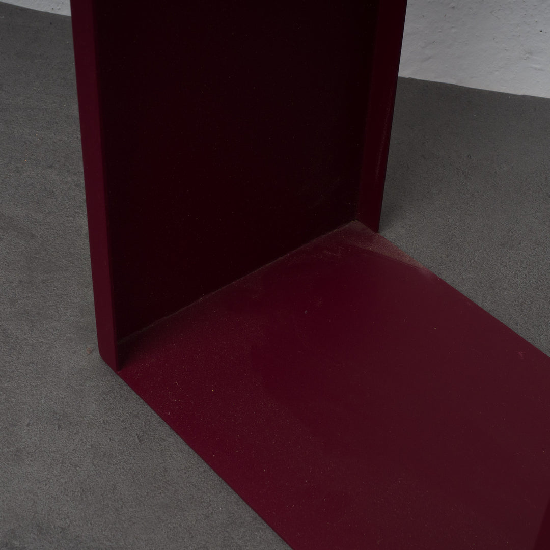 Elongated high base in burgundy red – timeless elegance value