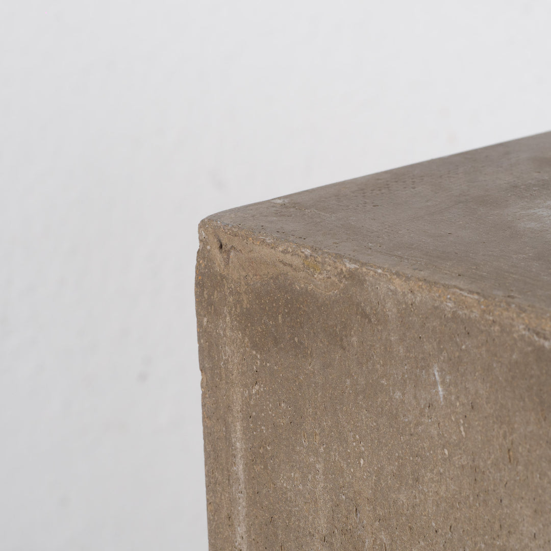 High plinth in concrete look