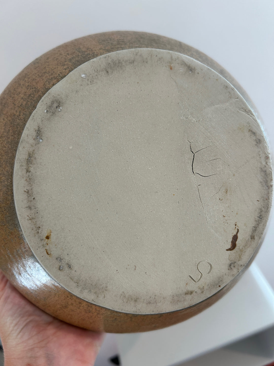 Handgemaakte keramische studioschaal met bruin-oker glazuur – Gesigneerd S – 23 x 23 x 10,5 cm