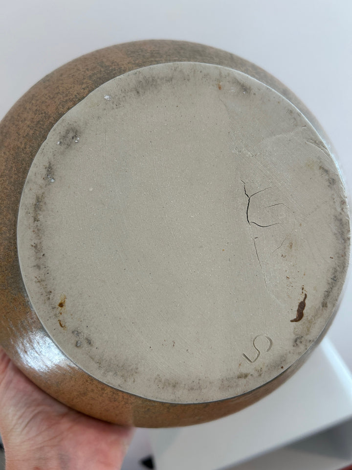Handgemaakte keramische studioschaal met bruin-oker glazuur – Gesigneerd S – 23 x 23 x 10,5 cm