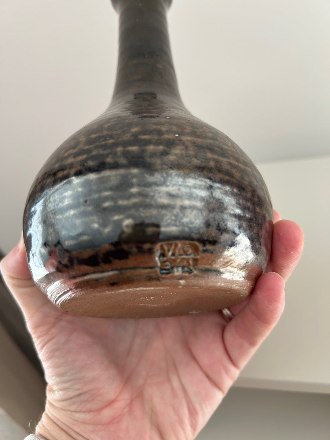 Fluisterende aarde – Handgemaakt keramisch vaasje in diep grijsbruin / 10 x 10 x 19 cm