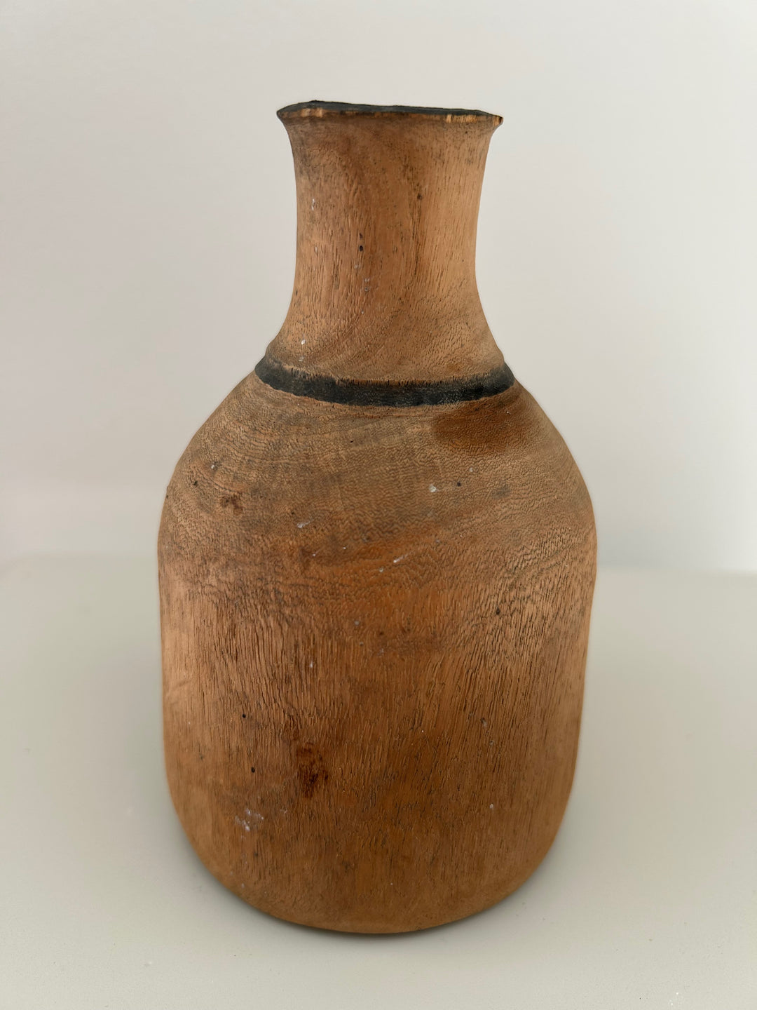 Aards afrikaans houten vaasje met zwarte halslijn
