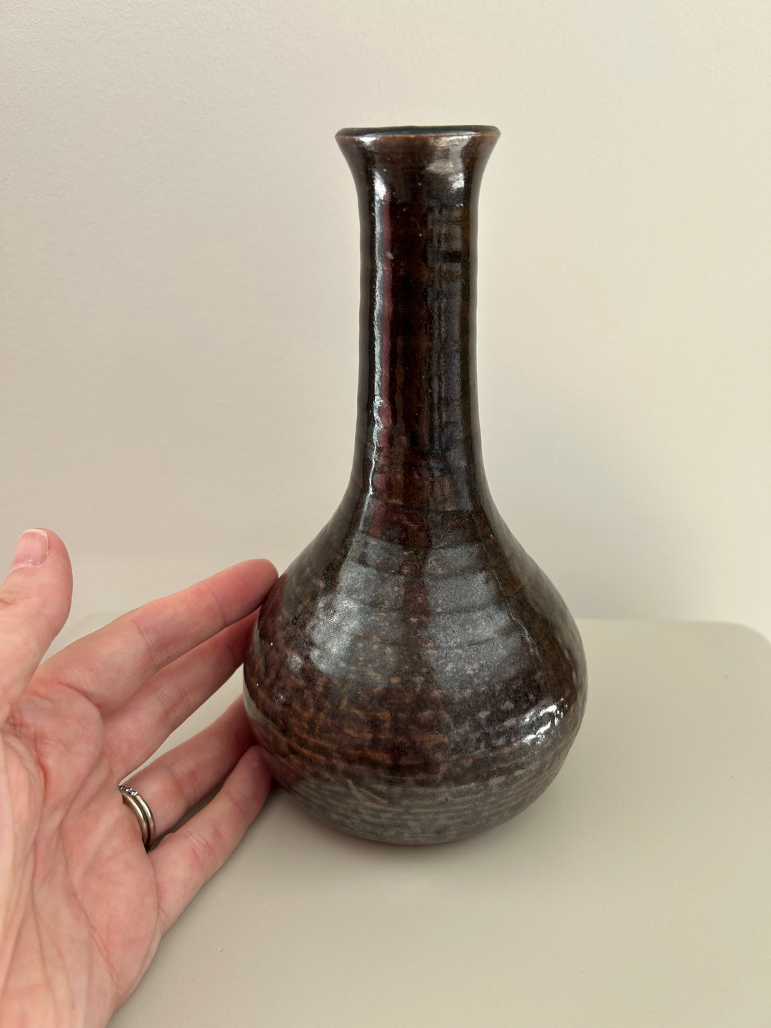 Fluisterende aarde – Handgemaakt keramisch vaasje in diep grijsbruin / 10 x 10 x 19 cm
