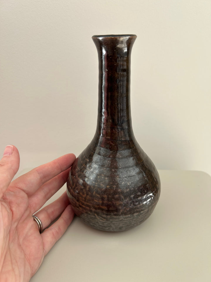 Fluisterende aarde – Handgemaakt keramisch vaasje in diep grijsbruin / 10 x 10 x 19 cm