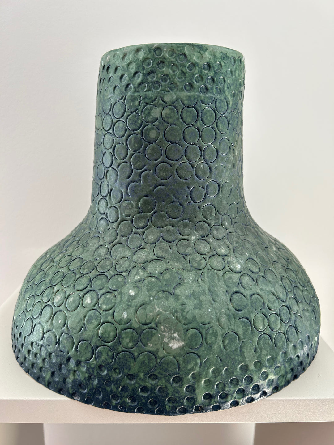 Groene diepte in reliëf – een vaas die leeft tussen water en aarde /  25,5 x 22,5 x 23 cm