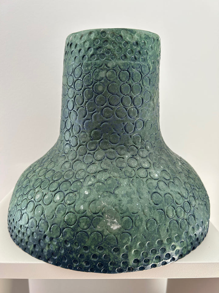 Groene diepte in reliëf – een vaas die leeft tussen water en aarde /  25,5 x 22,5 x 23 cm