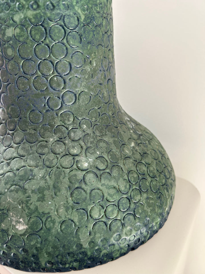 Groene diepte in reliëf – een vaas die leeft tussen water en aarde /  25,5 x 22,5 x 23 cm