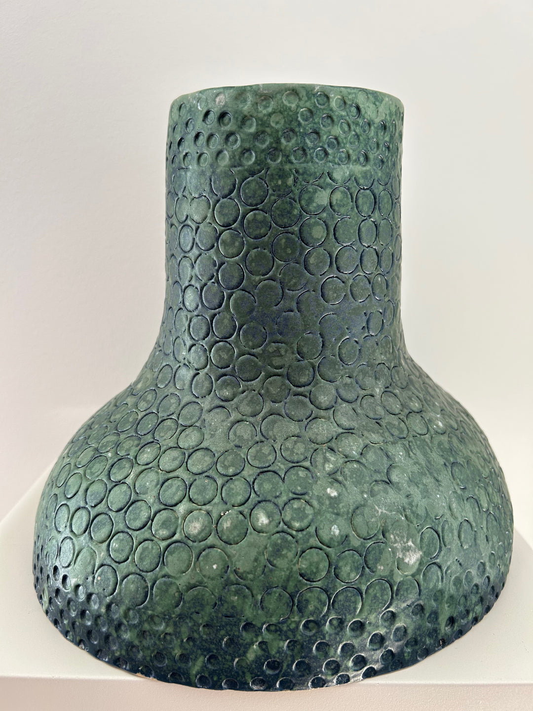 Groene diepte in reliëf – een vaas die leeft tussen water en aarde /  25,5 x 22,5 x 23 cm