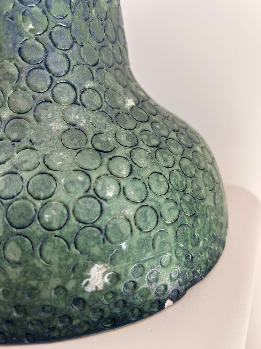 Groene diepte in reliëf – een vaas die leeft tussen water en aarde /  25,5 x 22,5 x 23 cm