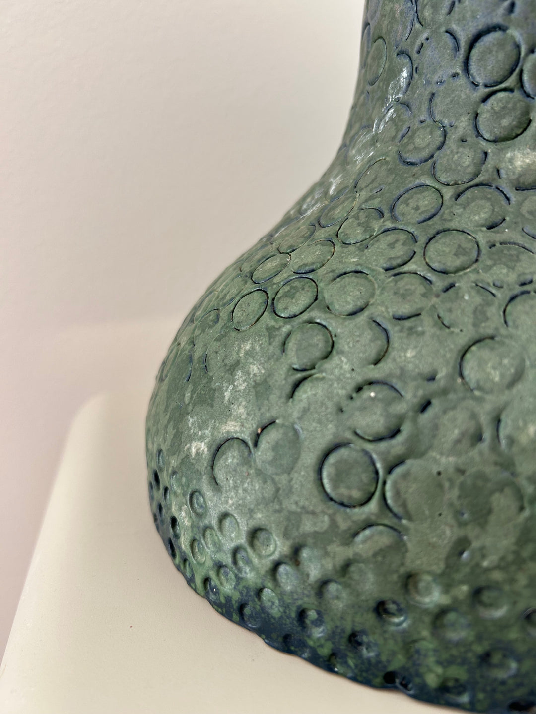 Groene diepte in reliëf – een vaas die leeft tussen water en aarde /  25,5 x 22,5 x 23 cm