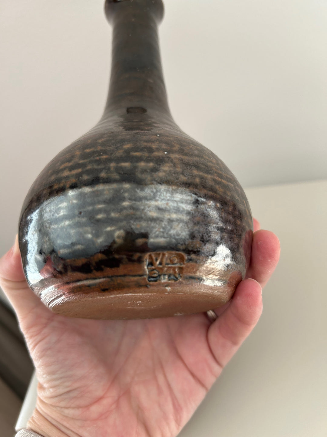 Fluisterende aarde – Handgemaakt keramisch vaasje in diep grijsbruin / 10 x 10 x 19 cm