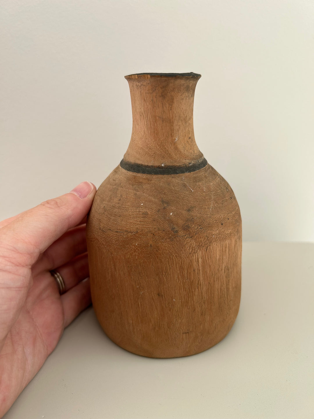 Aards afrikaans houten vaasje met zwarte halslijn