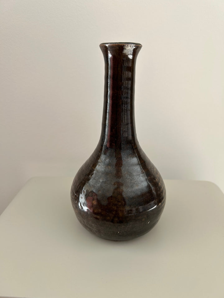 Fluisterende aarde – Handgemaakt keramisch vaasje in diep grijsbruin / 10 x 10 x 19 cm